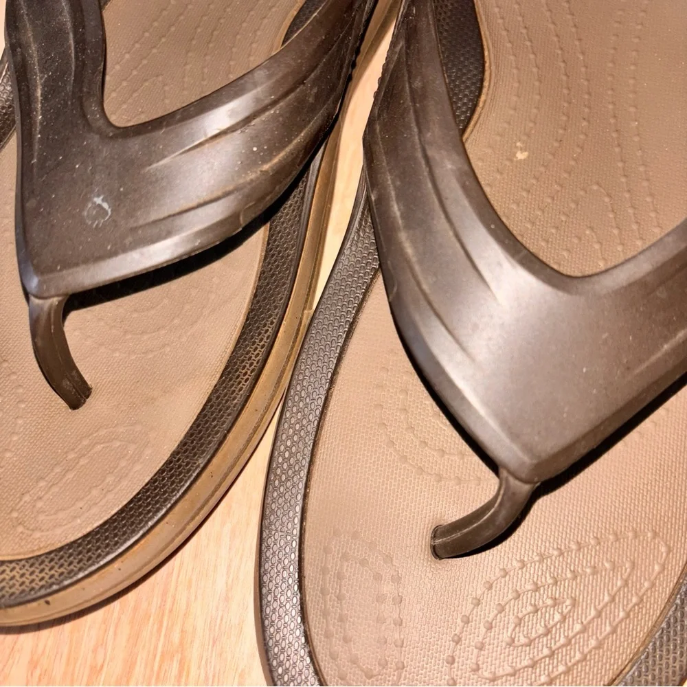 Crocs Athen’s men’s size 12 brown rubber waterproof flip-flops beach pool summer